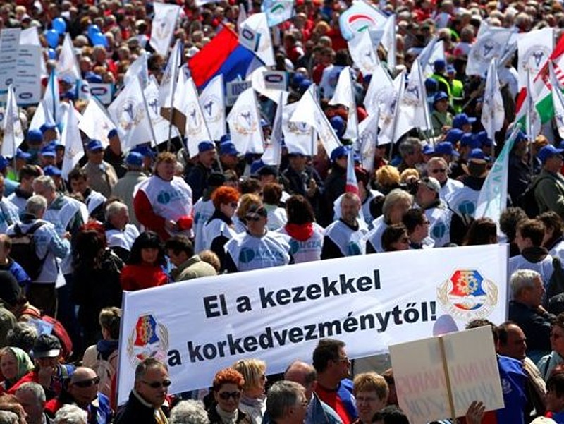 Dagad a tömeg - újabb szakszervezet sokallt be