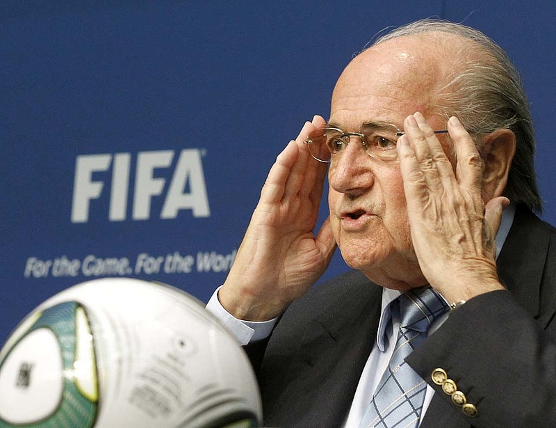 Platini lemondásra szólította fel Blattert