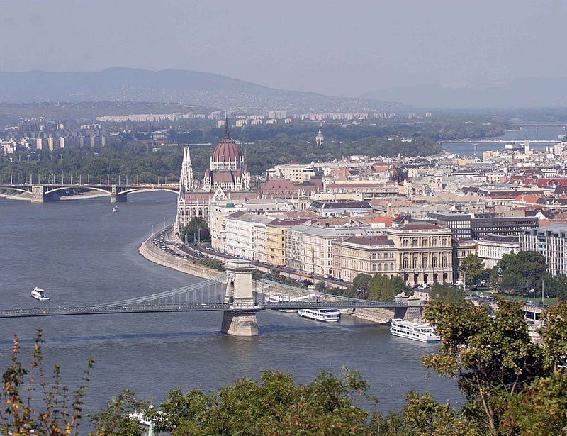 A fővárosnak adná a Duna-rakparti ingatlanokat és kikötőket Pintér