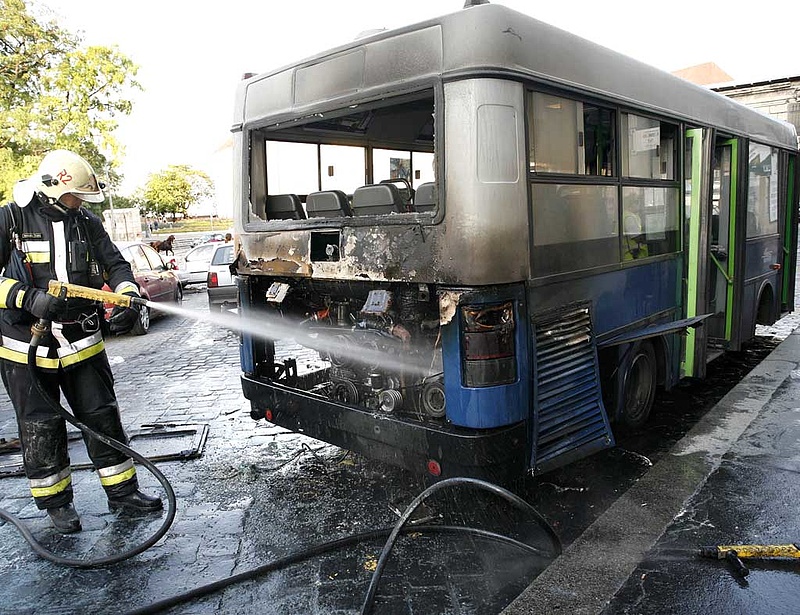 Kigyulladt egy autóbusz Budapesten