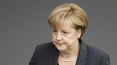 Hátba támadják Merkelt