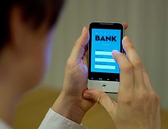 Óriási fordulat a fizetésben: mobilon bankol a magyarok többsége