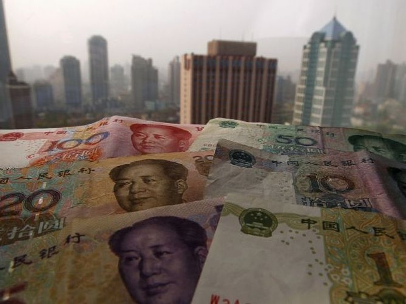 Több mint egy évtizedes mélyponton a jüan a dollárral szemben