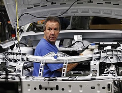 Már a Mercedes motorja húzta az ipart májusban