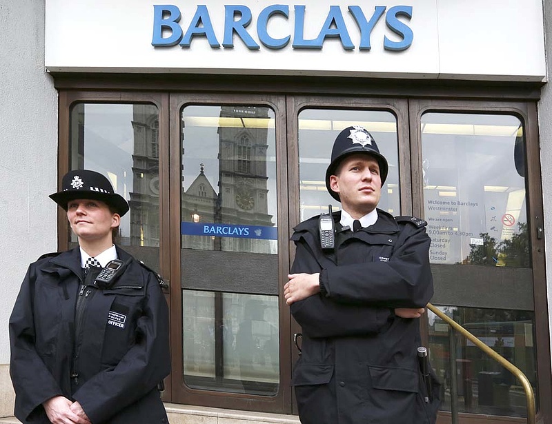 Bankárok a vádlottak padján a kamatbotrányban