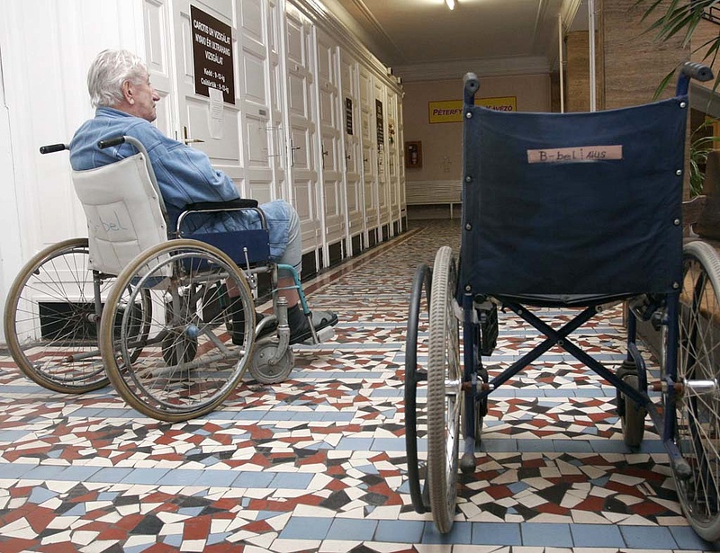Újabb adócsökkentést akarnak - nyugdíjasok és betegek járhatnak jól