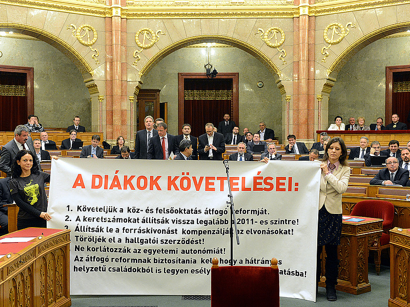 MSZP: a kormányoldal beismerte a hallgatói szerződések alkotmányellenességét