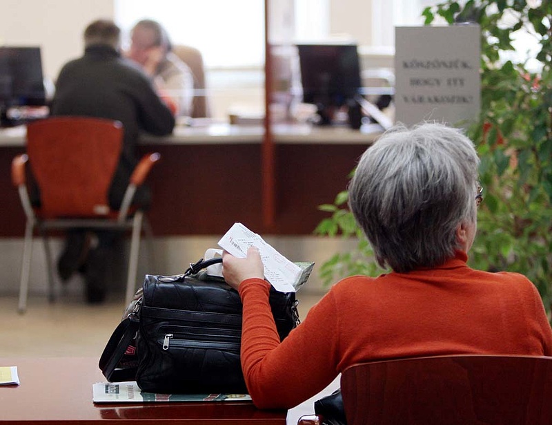 Több ezer köztisztviselőt mentesítenének kényszernyugdíjazás alól
