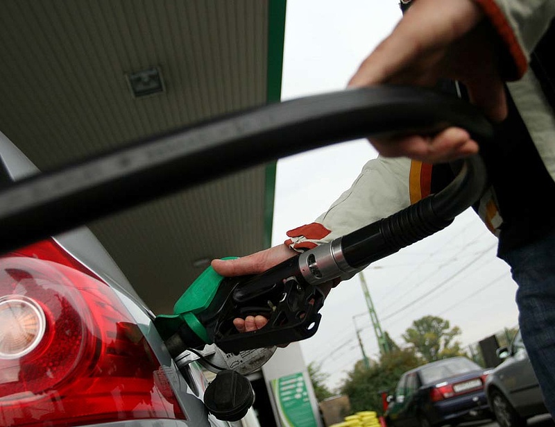 Még nagyobbat esik a benzin ára
