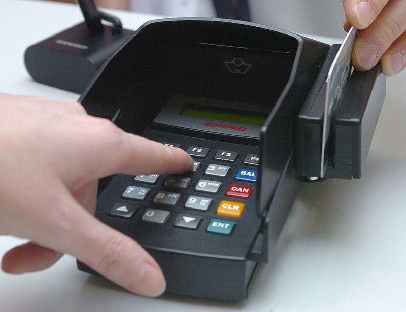 Újabb elképesztő ötlet: kötelező bankkártyával fizetni