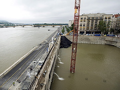 Ötven éve nem látott szintre emelkedik a Duna - Úszik a Kossuth téri mélygarázs