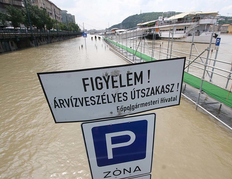 Itt az új előrejelzés: hétfő hajnali egykor tetőzik a Duna a fővárosban