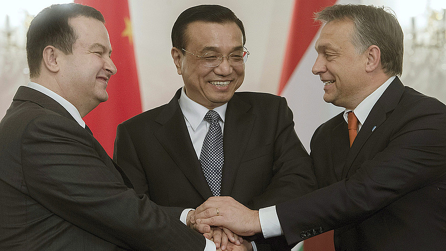 Ivica Dacic szerb, Li Ko-csiang kínai kormányfő és Orbán Viktor miniszterelnök (b-j) kezet fog, miután a Budapest-Belgrád vasútvonal korszerűsítése érdekében kezdődő együttműködésről állapodtak a Bukarestben zajló Kelet-Közép-Európa (KKE)-Kína csúcstalálkozón 2013. november 25-én.