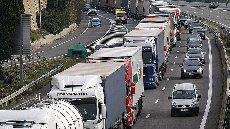 Új szabályok a magyar utakon: kamionfolyosókat jelöltek ki