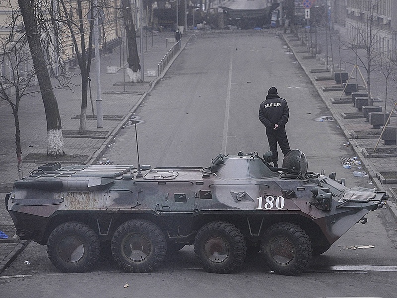 Két páncélozott jármű állomásozik Szevasztopolban
