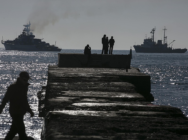 Orosz hadihajók jelentek meg a Szajnánál