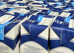 Olcsóbb lesz a tej az áruházláncokban