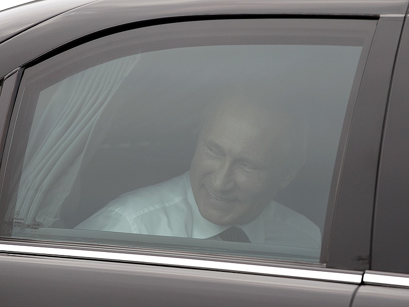 Putyin látogatására még a csatornafedeleket is lezárják