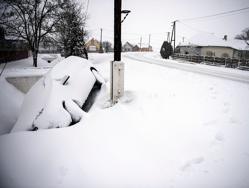 Folyamatosan havazik a Dunántúlon, az utak síkosak