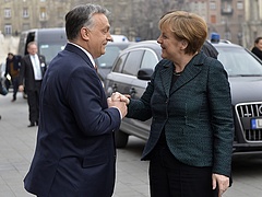 Merkel: Orbánnal a maga közvetlen módján tárgyaltam