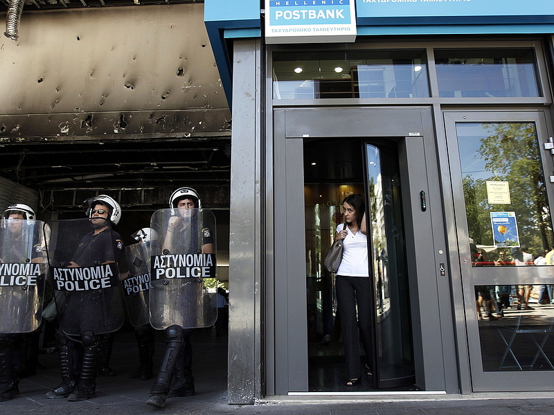 Hétfőn ki sem nyitnak a görög bankok?