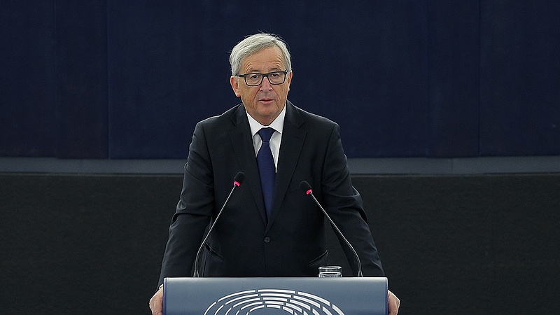 Juncker üzent Orbánnak