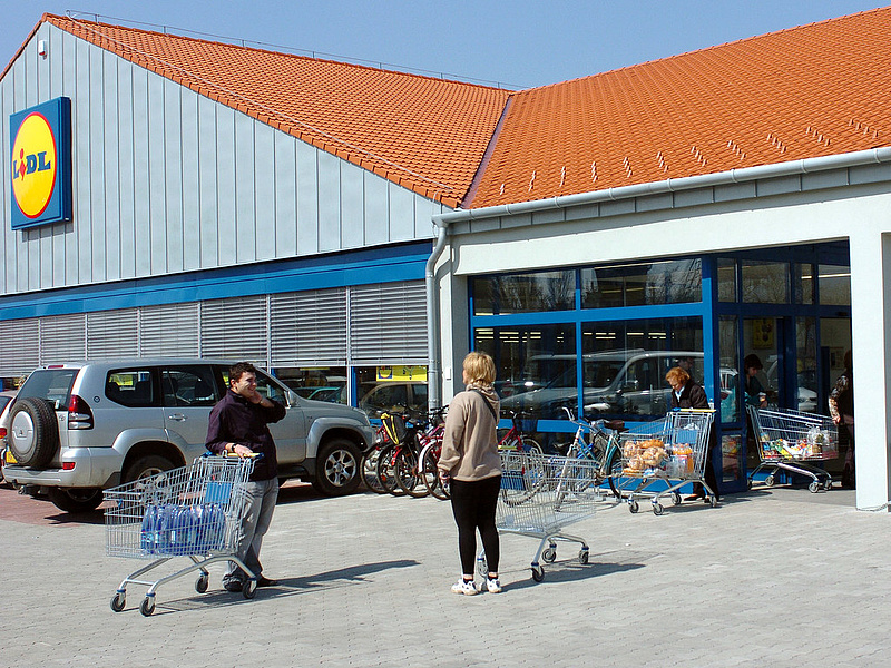  Mennyit ad a román és a magyar boltvezetőknek a Lidl? 