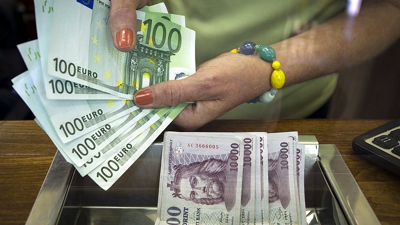 Szélsebesen gyengül a forint, 350 fölött az euró