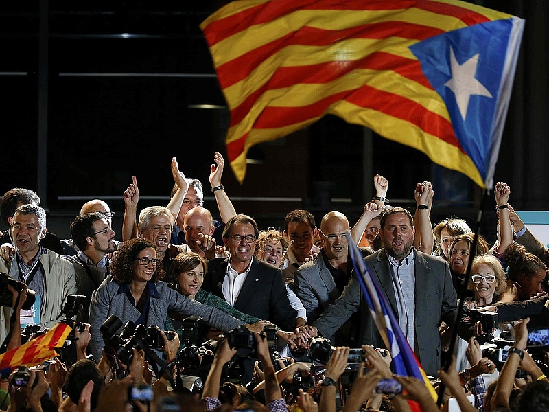 Katalán választások: a függetlenségi pártok bejelentették győzelmüket