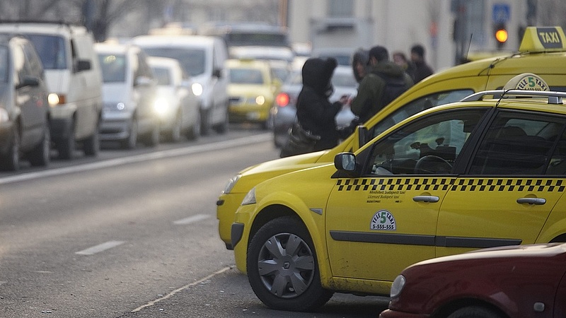 Háromból két budapesti taxis megbukott