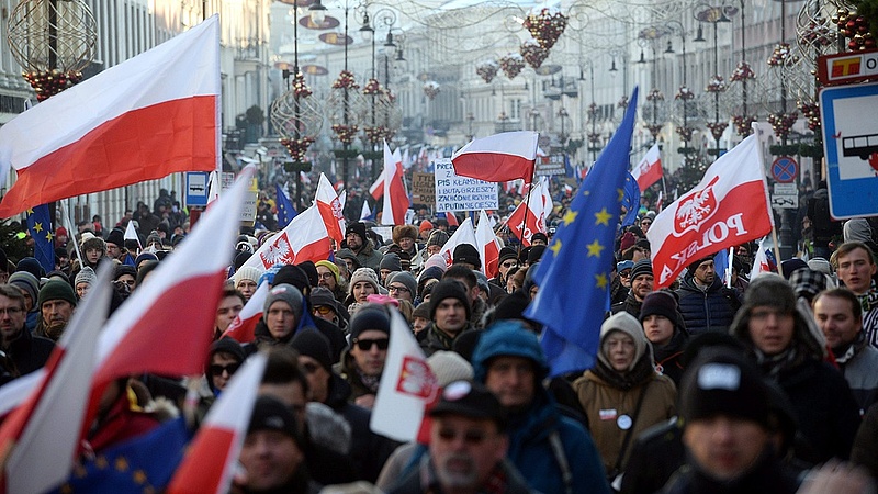 \"Kaczynski, menj Magyarországra!\" - Ismét ezrek tüntettek Varsóban