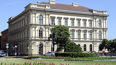 A Lánchíd Palotát nézték ki a KGST-banknak, a magyarok fizetik az árát