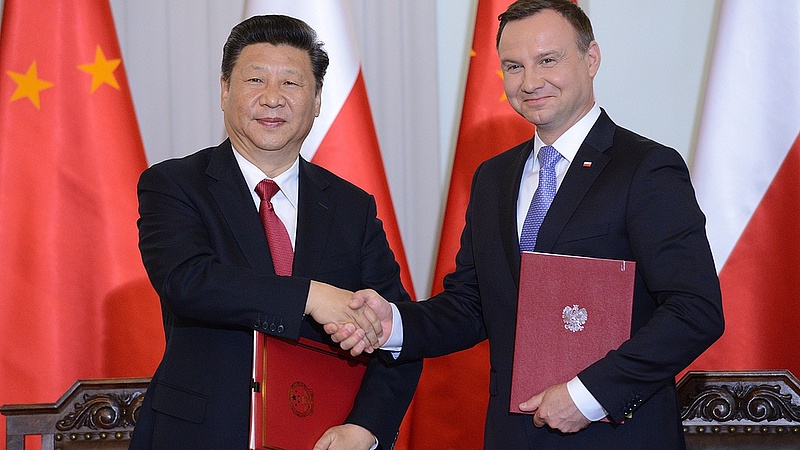 Lengyelország és Kína egymás vállára borult