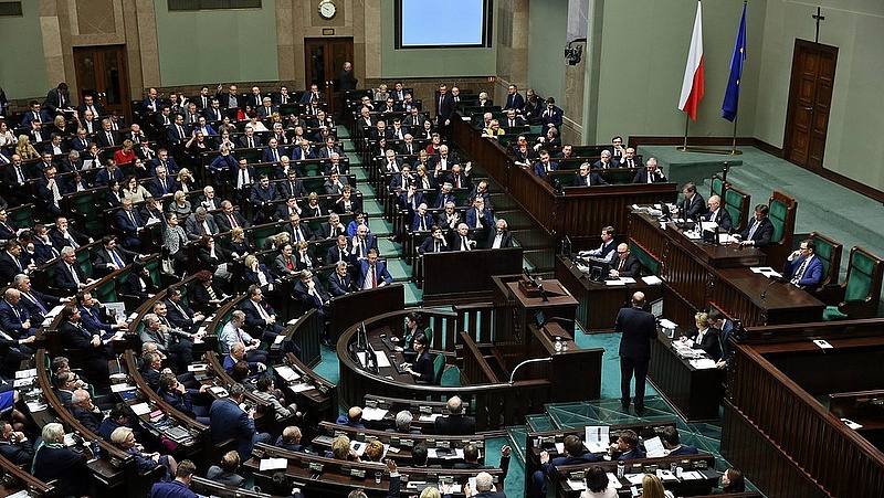 Döntött a lengyel parlament a vitatott bírósági törvényről
