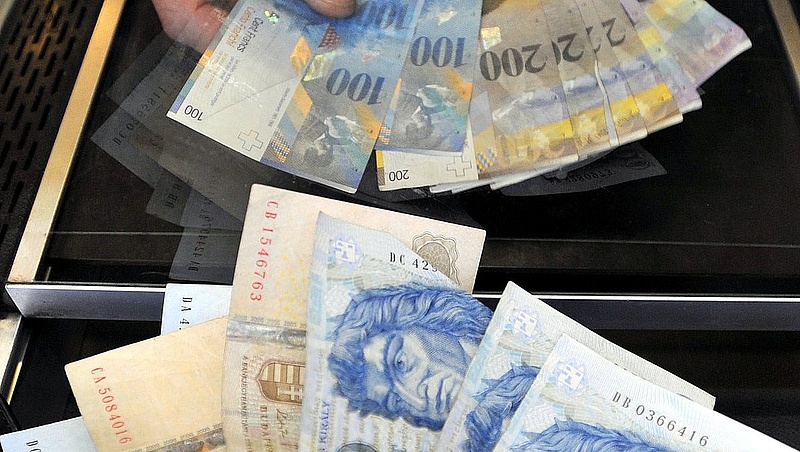Begyengült a forint az euróval szemben