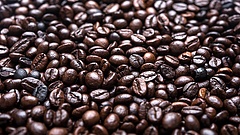 Új taktika a kávézókban: fizetnek a vendégeknek