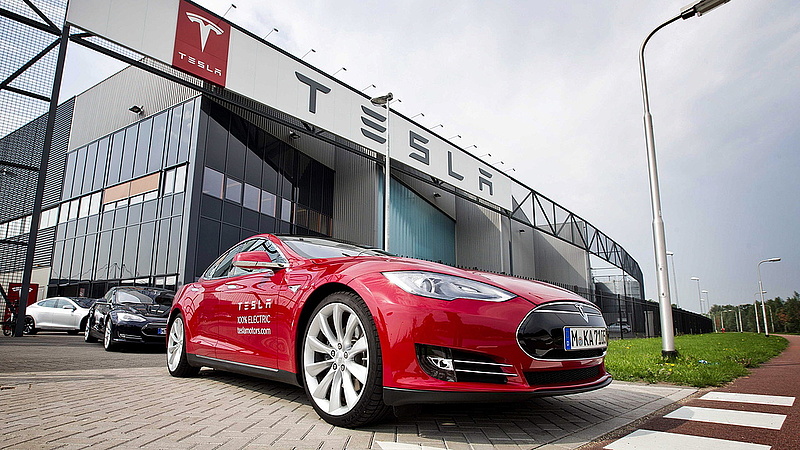 A Tesla kitiltotta a taxisokat a töltőkről