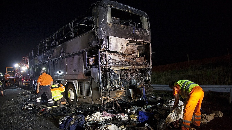  Kiégett egy turistabusz az M7-es autópályán