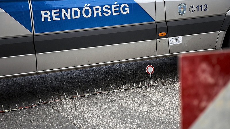 Villanyoszlopnak ütközött egy busz Budapesten, teljes útzár