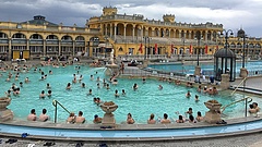 Így nyitnak sorban a budapesti fürdők
