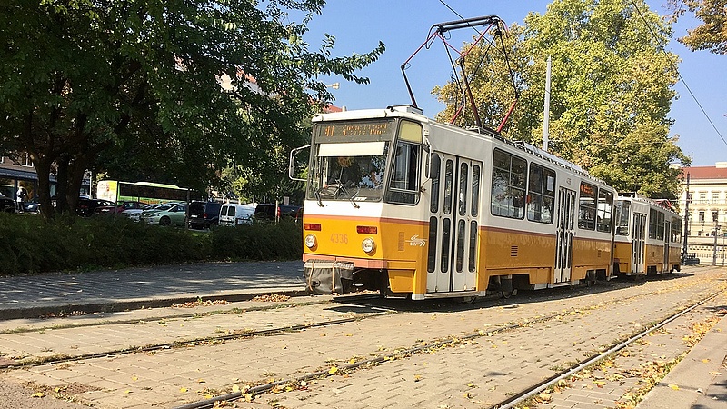 Akadozik a közlekedés Budapesten - gondok a fonódó villamosoknál (frissítve)