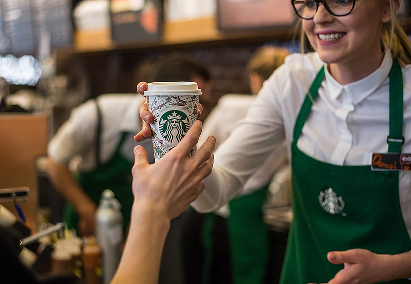 Koronavírus: a Starbucks változtat a 35 éves gyakorlatán