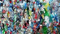 Drasztikus lépésekkel tüntetik el a műanyagot a boltokból