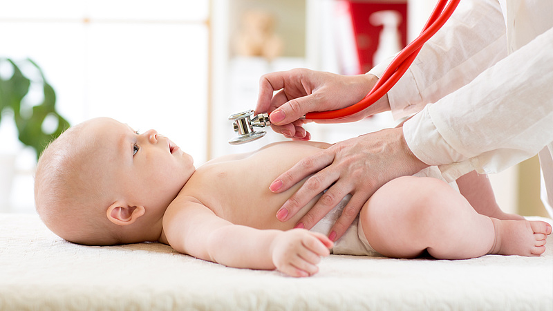 Semmelweis Egyetem: újabb kórokozó terjed a gyerekeknél, a tünetek jelentkezése esetén azonnal orvoshoz kell fordulni
