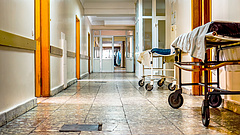 Elfogyott az orvos, bezár a kórházi osztály, utazhatnak a fertőző betegek