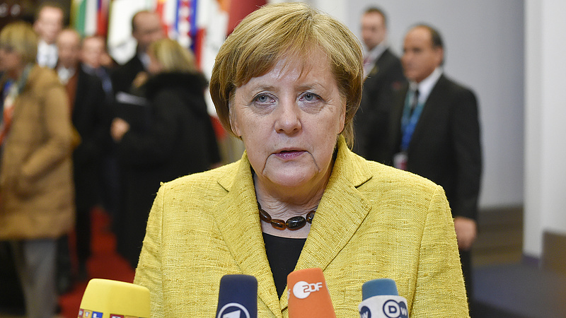 Merkel üzent a visegrádi országoknak is