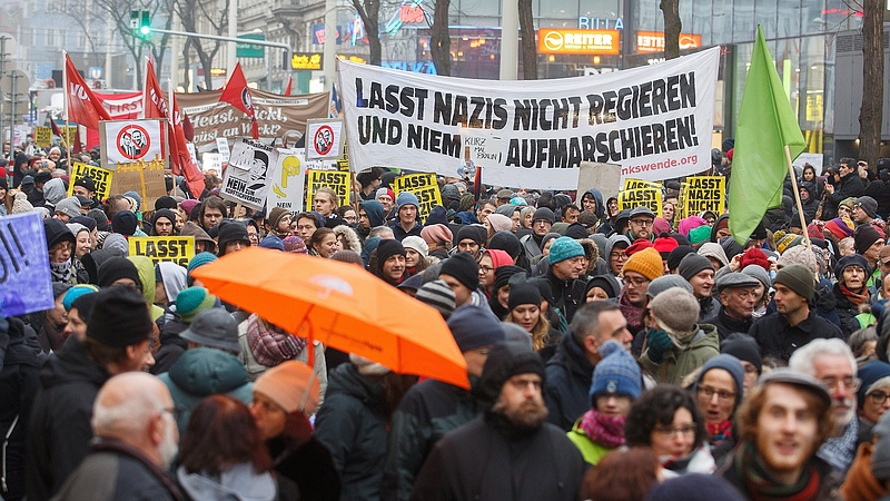 Több tízezer bécsi tüntetett a Kurz-kormány ellen 
