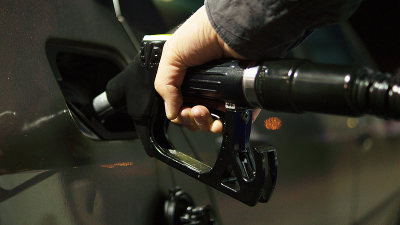 Rossz hír jött az autósoknak - drágulhat az üzemanyag