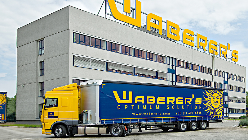 Töménytelen mennyiségű Waberer's pótkocsi áll Budaörsön