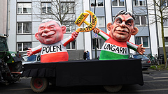 Kaczynski felsorakozott Orbán mellé